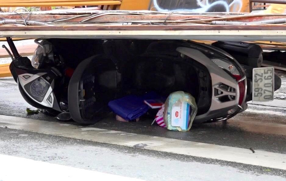 cây xanh ngã đổ, cổng công trình sập sau mưa ảnh 2 cay xanh nga do, cong cong trinh sap sau mua anh 2