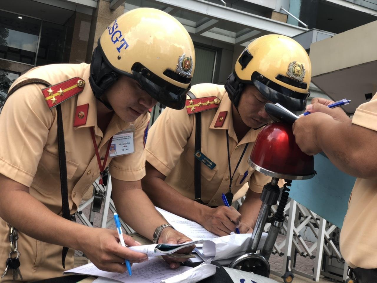 CSGT thoi phat nguoi nuoc ngoai anh 1