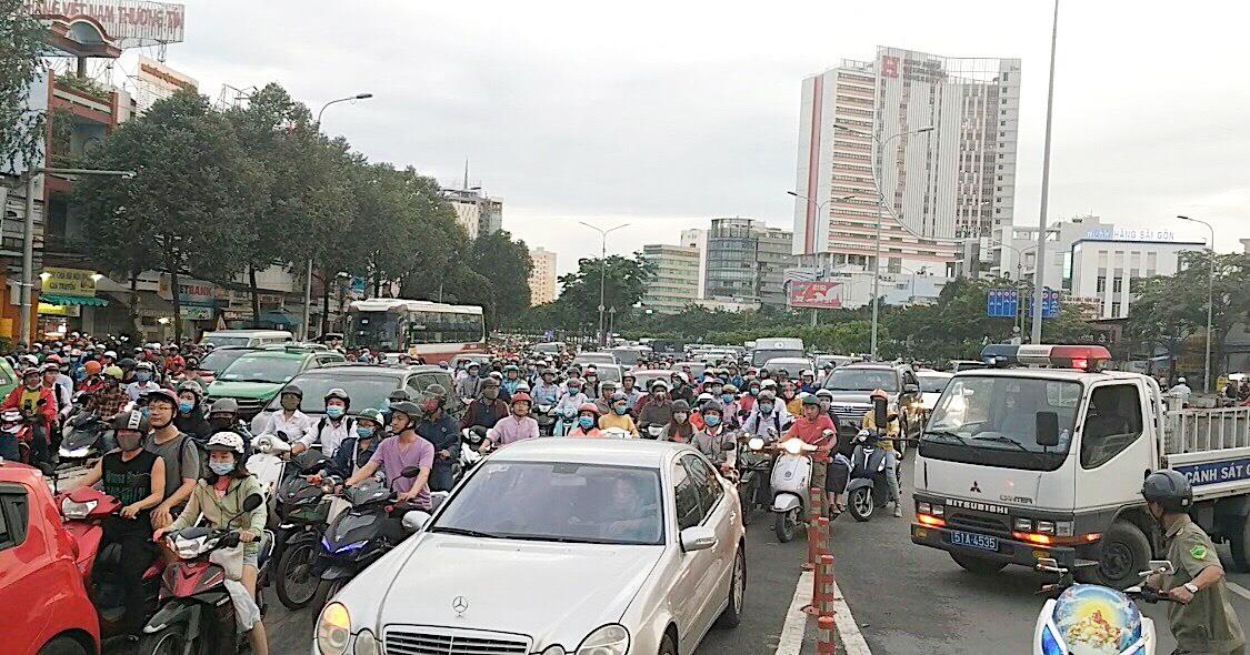 3 oto hu hong nang sau tai nan lien hoan tren cau vuot Hang Xanh hinh anh