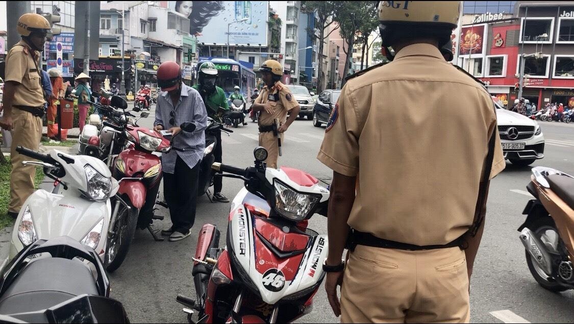 Phạt rẽ phải khi đèn đỏ ảnh 1 Phat re phai khi den do anh 1