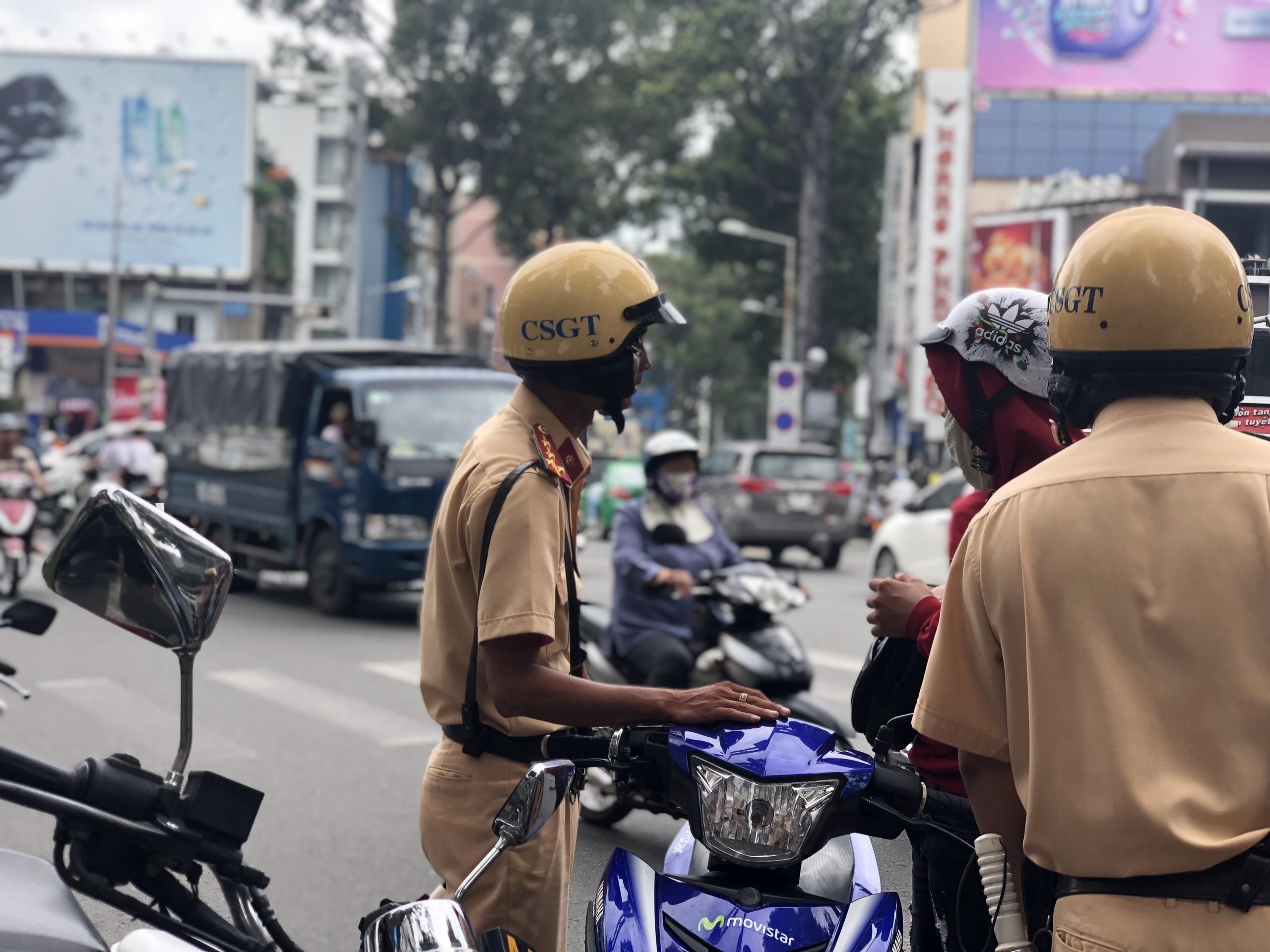 CSGT TP.HCM xu ly hang loat nguoi dieu khien xe re phai khi den do hinh anh