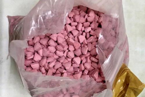 Nguoi dan ong bi bat khi giao gan 4.000 vien thuoc lac o Sai Gon hinh anh