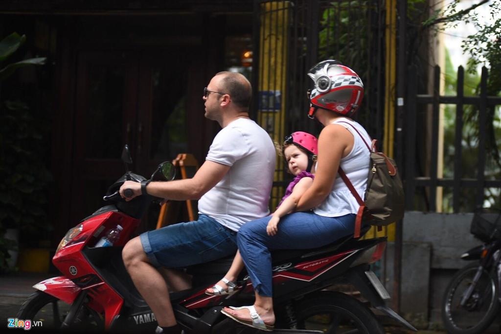 Khach Tay noi ly do tu choi ky bien ban vi pham giao thong hinh anh