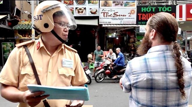 CSGT xử phạt người nước ngoài ảnh 1 CSGT xu phat nguoi nuoc ngoai anh 1