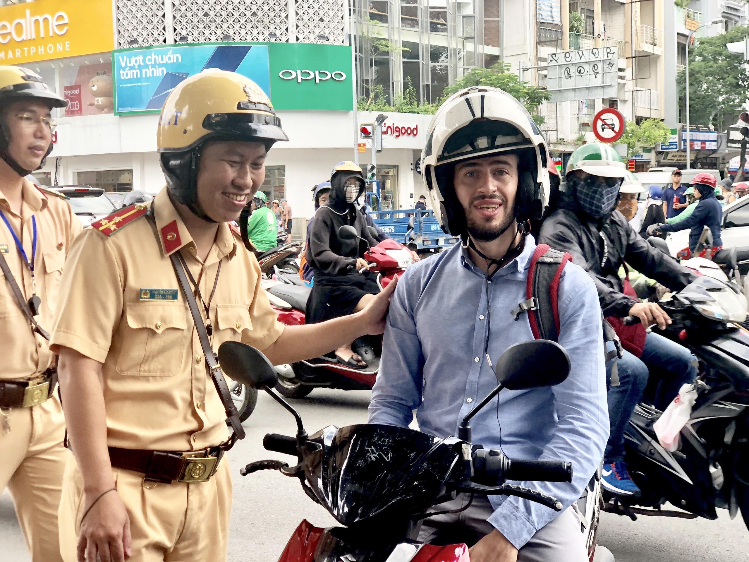 Xu phat 14 nguoi nuoc ngoai vi pham giao thong o Sai Gon hinh anh