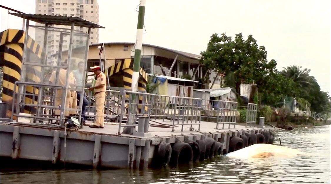 sà lan tông chìm ca nô ảnh 1 sa lan tong chim ca no anh 1