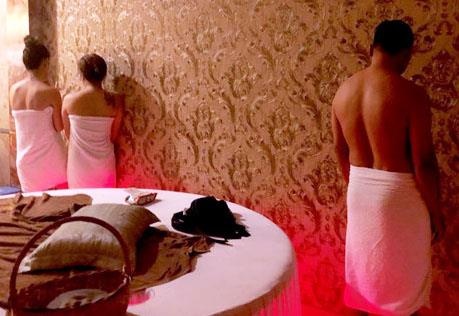 Bat qua tang nhieu nu tiep vien khoa than massage kich duc o Sai Gon hinh anh