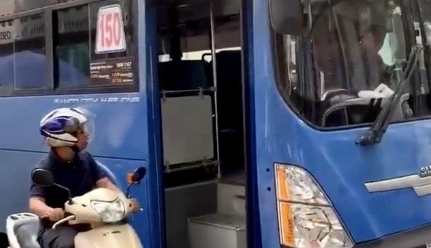 Dinh chi tai xe phun nuoc bot thach thuc nguoi di duong o TP.HCM hinh anh