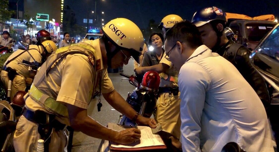 Di vao duong cam, hang tram xe may quay dau bo chay khi thay CSGT hinh anh