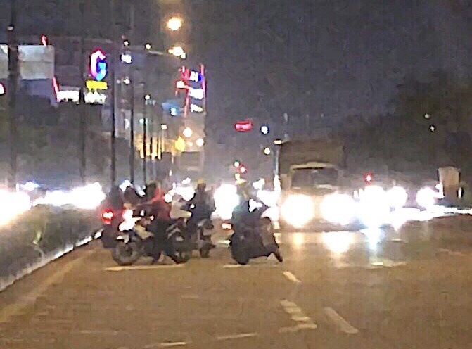 xe máy đi vào đường cấm ảnh 2 xe may di vao duong cam anh 2