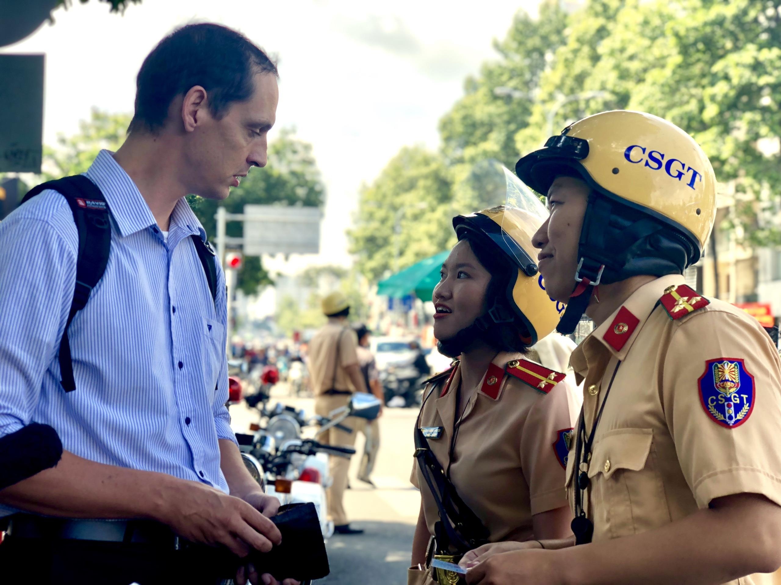 CSGT TP.HCM huong dan luat giao thong cho nguoi nuoc ngoai hinh anh