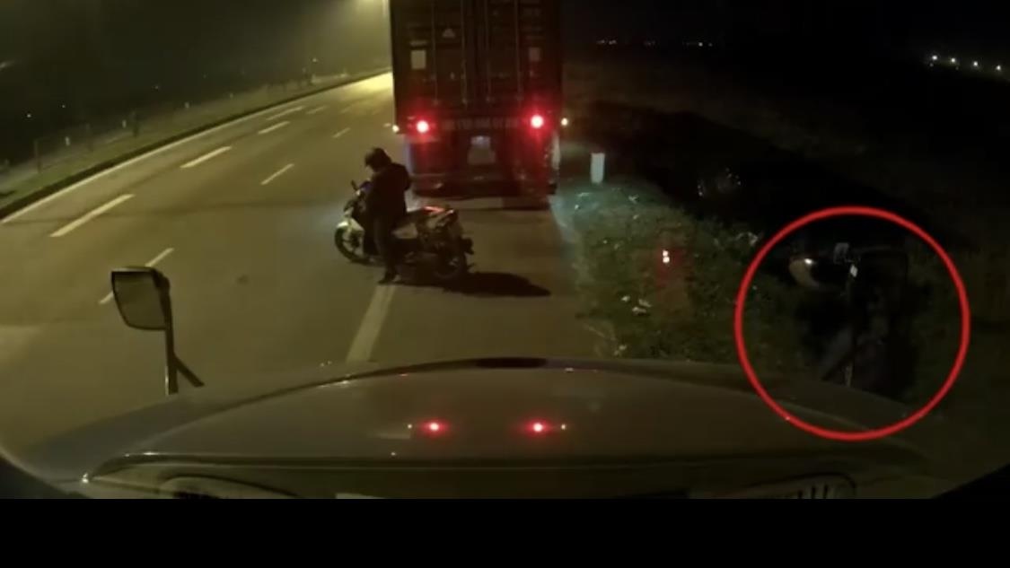 Trom vat kinh chieu hau xe container trong 10 giay hinh anh