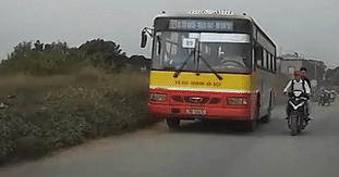 Co vuot xe buyt, 2 thanh nien suyt mat mang hinh anh