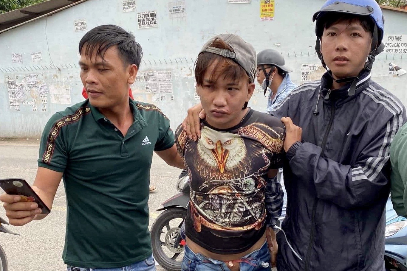 Be gai o TP.HCM bi dam o anh 1