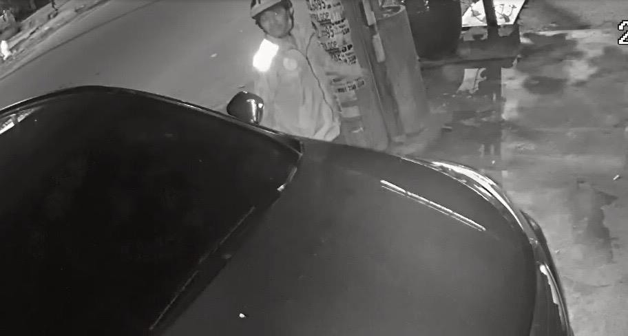 Nam thanh nien mac ao Grab be trom guong oto hinh anh