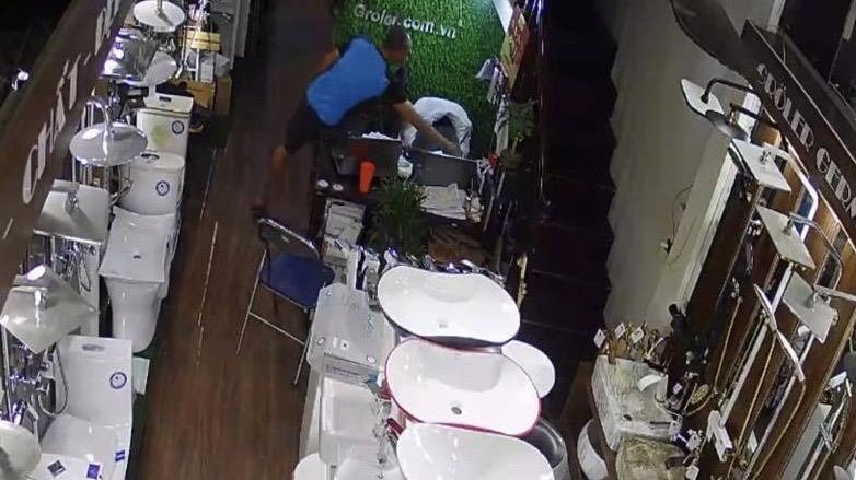 Nguoi dan ong vo hoi mua hang roi trom dien thoai hinh anh