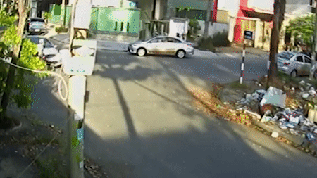 Nu tai xe xe Lead lon nhao tren khong sau cu tong vao oto hinh anh