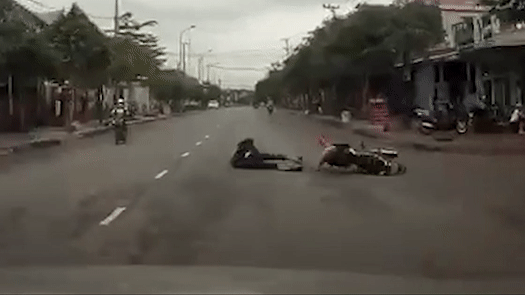 Tai xe xe may thoat chet truoc mui oto hinh anh