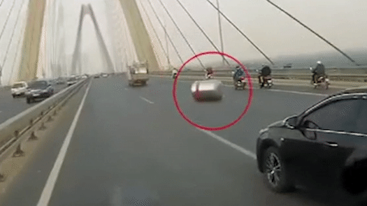 Tec nuoc roi giua cau Nhat Tan suyt gay tai nan lien hoan hinh anh