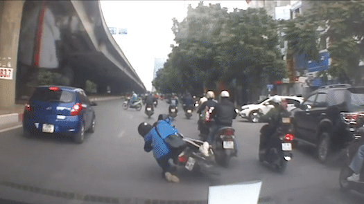 Doi nam nu suyt bi oto tong khi nga xuong duong hinh anh