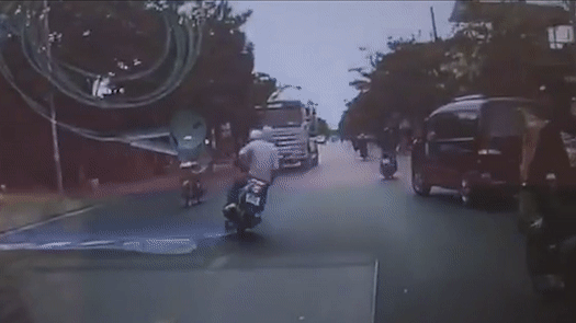 Vuot au, thanh nien mat mang duoi gam xe bon hinh anh