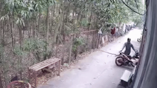 2 thanh nien dat trom xe Exciter hinh anh