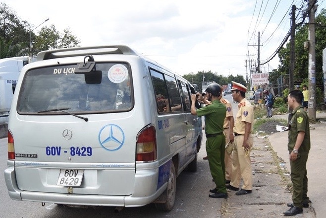 Phat tai xe lam roi 2 hoc sinh 15,4 trieu dong hinh anh