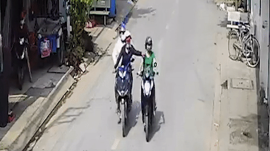 Giat day chuyen nguoi di duong giua ban ngay hinh anh