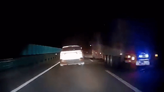 Vuot au, oto lon nhao tren cao toc vi dam vao container hinh anh