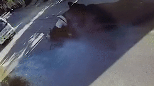 Truot te vao gam xe tai, nam thanh nien nguy kich hinh anh