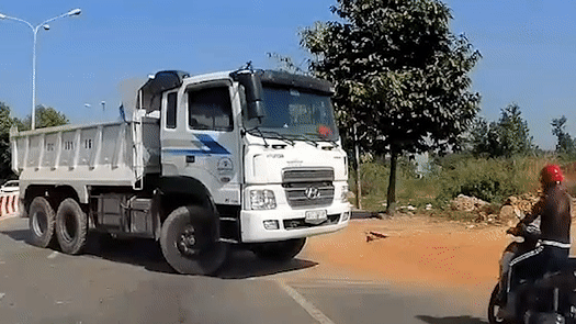 Oto chay nguoc chieu tong trung phu nu di xe may hinh anh