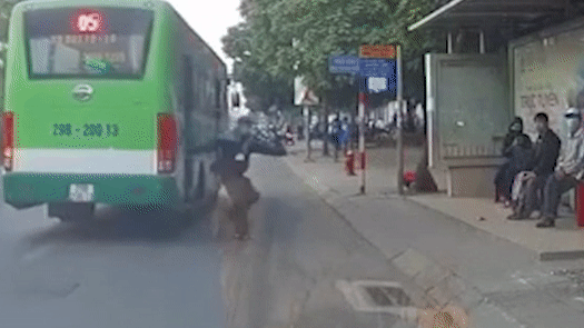 Cu ong te nga khi xuong xe buyt hinh anh