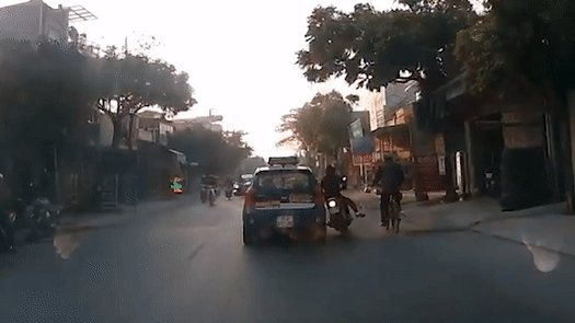 Va cham oto, co gai chay xe may thoat chet hinh anh