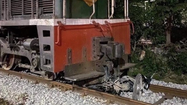 Co gai bi tau can tu vong vi vuot duong ray hinh anh