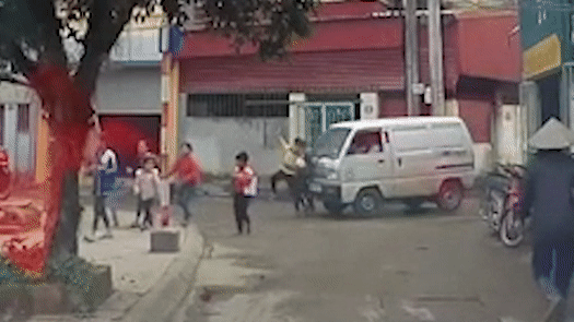 Tai xe oto dap nham chan ga tong vao nhom hoc sinh hinh anh