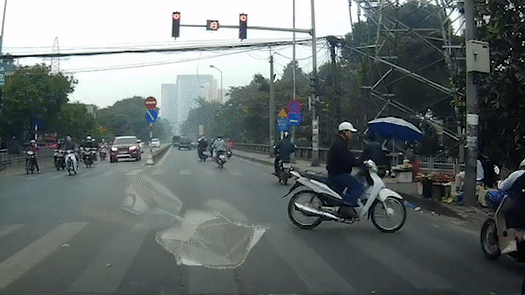 Nu sinh vuot den do tong nguoi sang duong nga nhao hinh anh