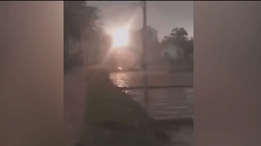 Nguoi dan ong xit nuoc dap lua tren cot dien hinh anh