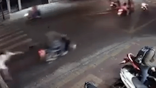 Cuop giat tui xach keo le co gai tren duong hinh anh