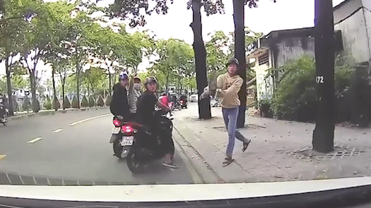 Nam thanh nien nem gach truoc dau oto dan mat hinh anh