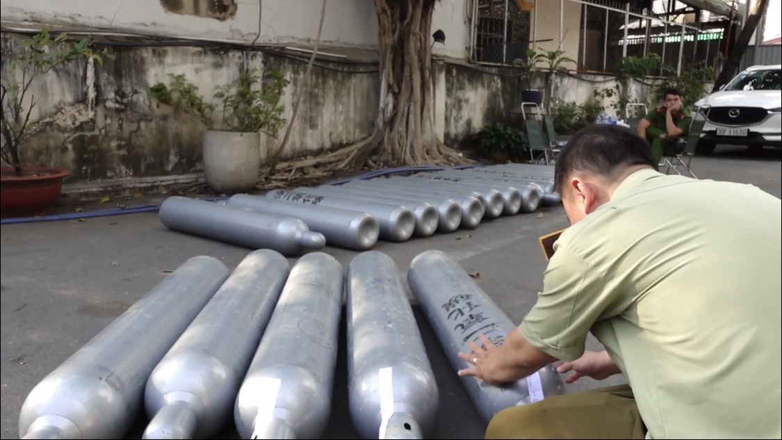 Phat hien co so tang tru hon 100 binh chua khi bong cuoi o TP.HCM hinh anh