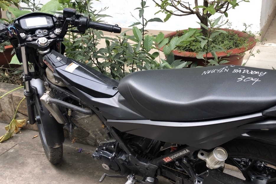 2 thanh niên xịt hơi cay ảnh 2 2 thanh nien xit hoi cay anh 2