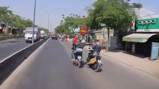 Nam thanh nien giat day chuyen nguoi di duong bat thanh hinh anh