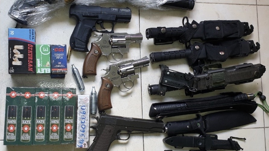 Gui 2 khau sung tu che, 10 vien dan qua duong hang khong hinh anh