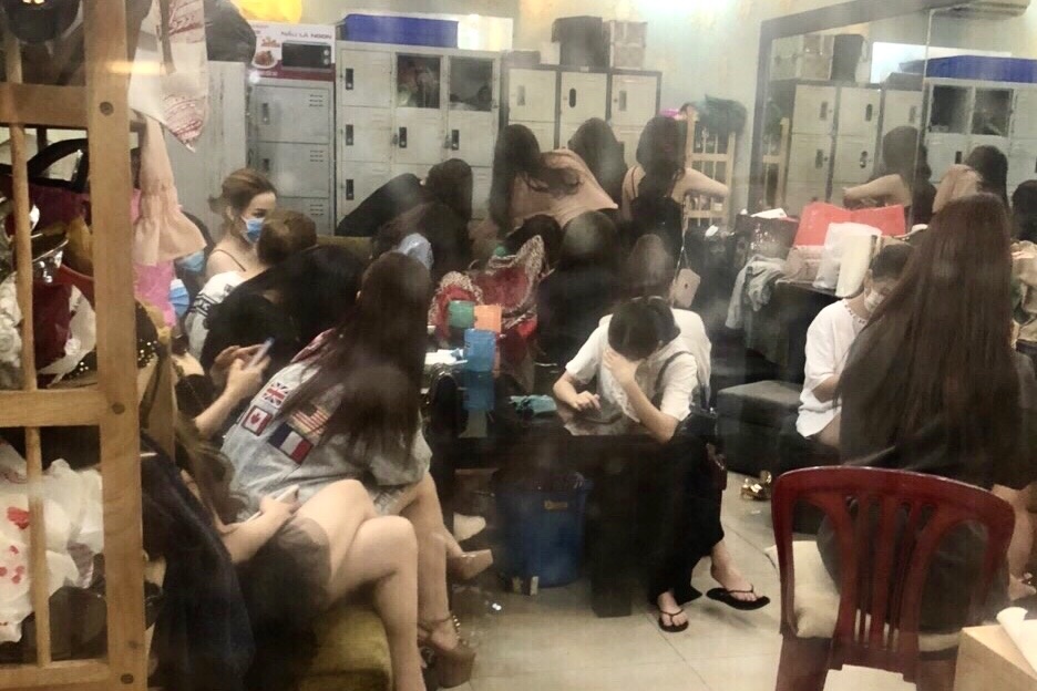 kieu nu quan ly dan tiep vien nu anh 2