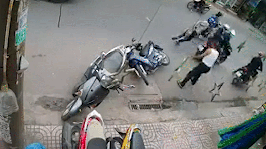 Nhom trom xit hoi cay vao mat nguoi dan de thoat than hinh anh