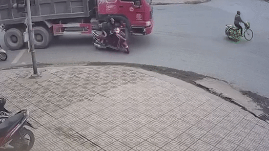 2 phu nu chay xe Lead suyt nga vao gam xe tai hinh anh