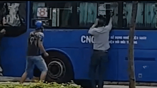 Con do dung ma tau tan cong xe buyt o TP.HCM, nhieu nguoi thao chay hinh anh