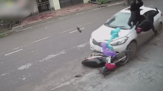 Oto chay nguoc chieu tong 2 nguoi di xe may nguy kich hinh anh