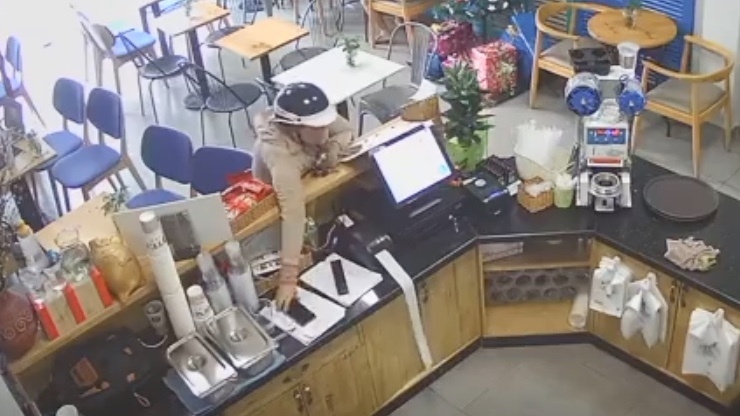 Vo mua tra sua roi trom dien thoai trong 2 giay hinh anh