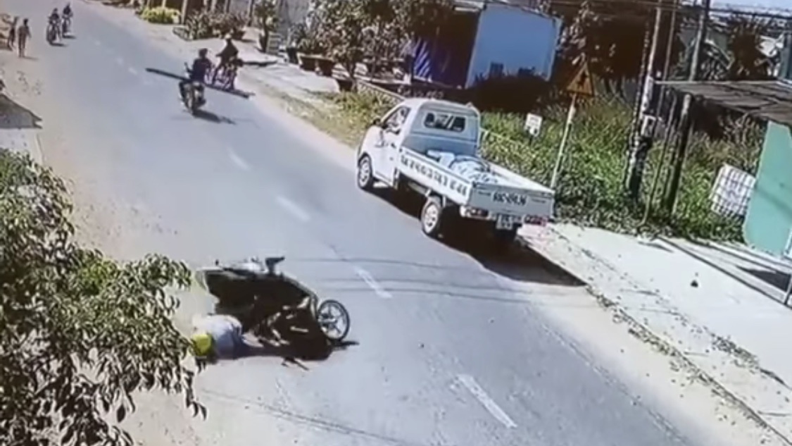 Nguoi dan ong cho cay chan ngang duong gay tai nan hinh anh